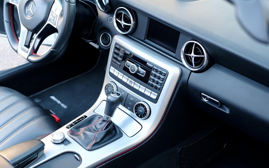 Sauberer Fahrzeuginnenraum mit gepflegtem Cockpit und Sitzen